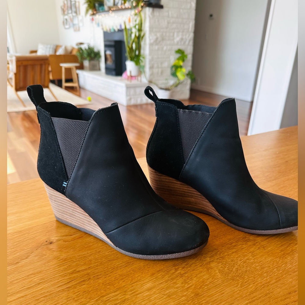 TOMS Kelsey Wedge Bootie in Black Leather sz 9